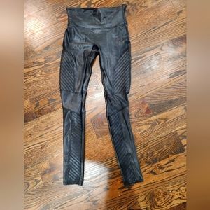 SPANX MOTO LEGGINGS SIZE SMALL EUC